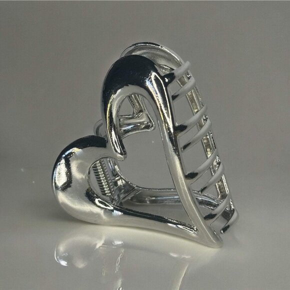 SINGLE METAL HEART CLAW CLIP (SILVER) - Picture 4 of 5